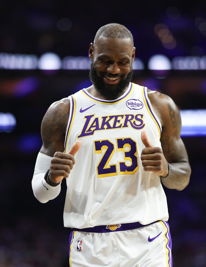 九游-包含詹姆斯回归赛场，回归赛场首场状态亮眼，FPX观众沸腾！的词条